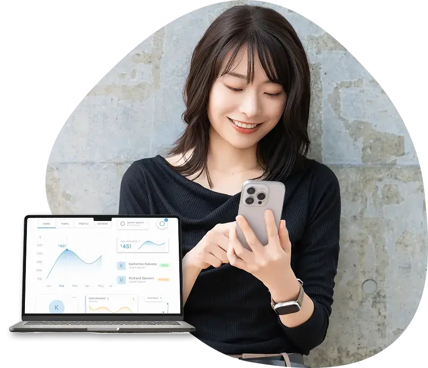 スマホを操作する女性