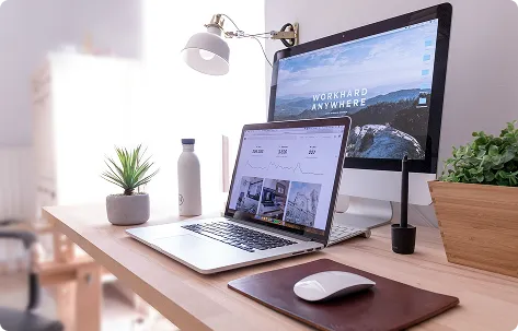 テーブルのパソコン